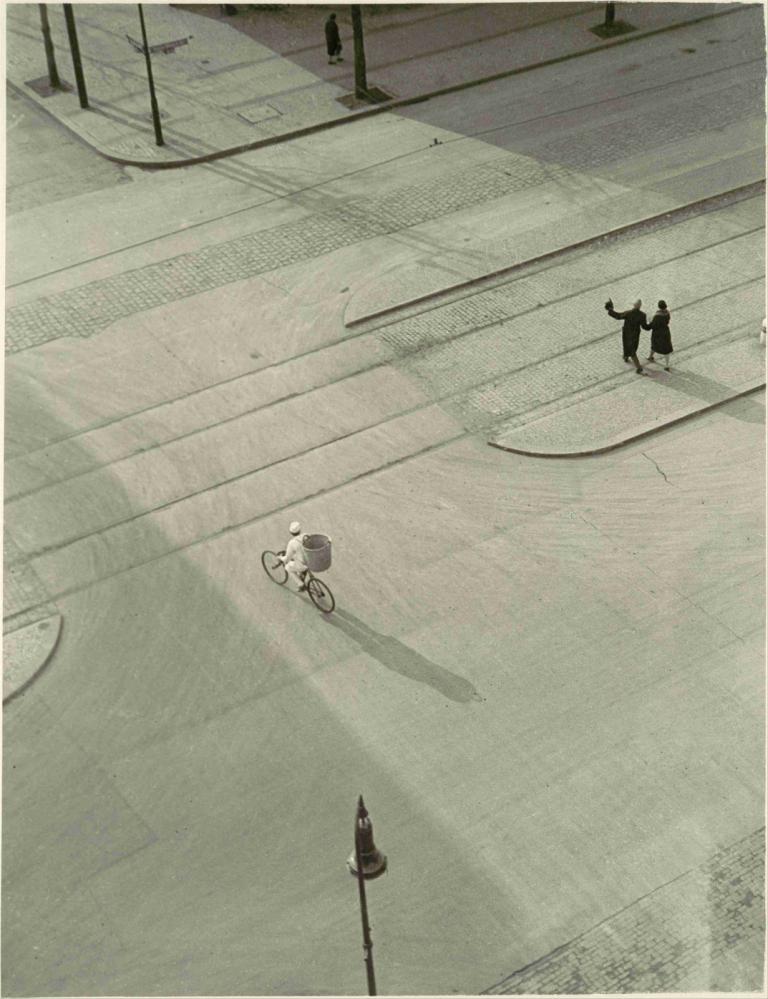 7 A.M. (New Year's Morning),7 A.M. (Nieuwjaarsochtend),László Moholy-Nagy,Illustratie,Illustratie, fiets